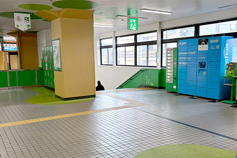 近鉄南大阪線針中野駅の改札を出て左折し階段を降ります。