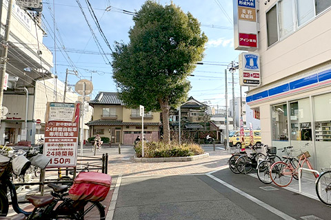 そのまま高架沿いに直進します。