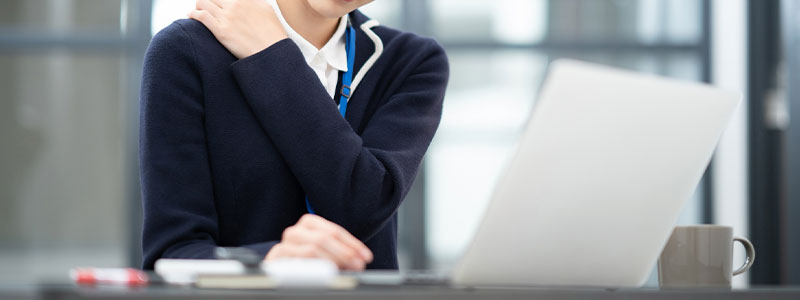 デスクワーク(肩こり)のイメージ